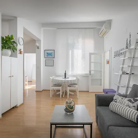 Apartament 4+1 In The City Centre, Near The Beach Makarska